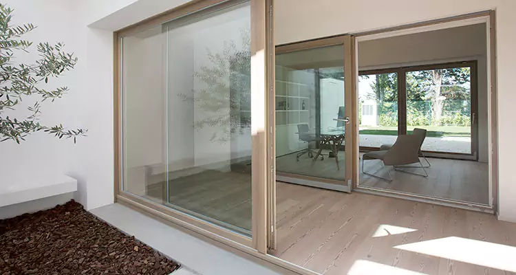 Sliding Screen Door Bottom Track Replacement in Egypt Lake-Leto, FL